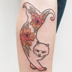 Tattoo by Jessy Germs aka Jesse Tattoo #JessyGerms #JesseTattoo #cattattoos #cattattoo #kittytattoo #kitty #cat #petportrait #animal #nature #monmoncat #peony #Japanese #flower #floral