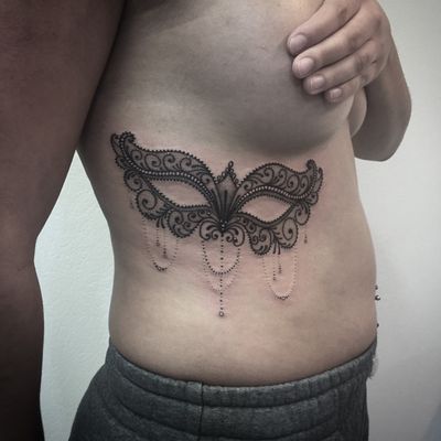 @tattoodo @tattooartistmagazine #photooftheday #venezianmask #venezianmasktattoo #mask #masktattoo #masque #masquetattoo #masquevenitien #masquevénitientattoo #sideboobs #sideboobtattoo #sidetattoo #girltattoo #petitspoints #dotwork #lespetitspointsdefanny #tattoolausanne