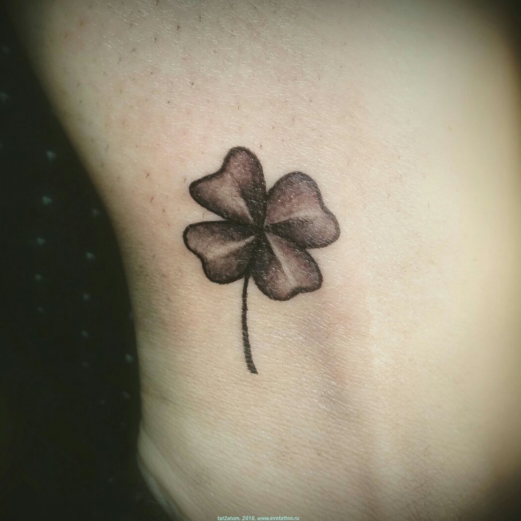 Tattoo uploaded by Вадим • Татуировка в стиле минимализм - Клевер.Четырехлистный клевер является символом удачи и сопутствует своим значениемчеловеку, носящему такую тату. Эскиз клиентки. Тату мастер Вадим. Студияхудожественной татуировки