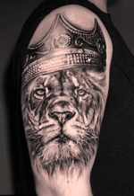 👑King Lion👑 2 days in a row. . #king #lion #tattoo #tattoos #blackandgrey #torontotattoo #toronto #사자 #사자타투