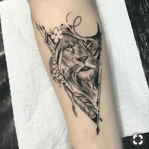 Lion arm tattoo #lion #liontattoo #lionhead #lioness #lionking #lionportrait #lionkingtattoo #feather #feathers #geometric #geometrictattoo #flower #rose 