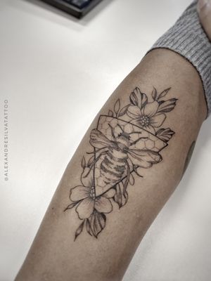 Tatuagem Abelha#betattoo #flowertattoo #tatuagensfemininas 