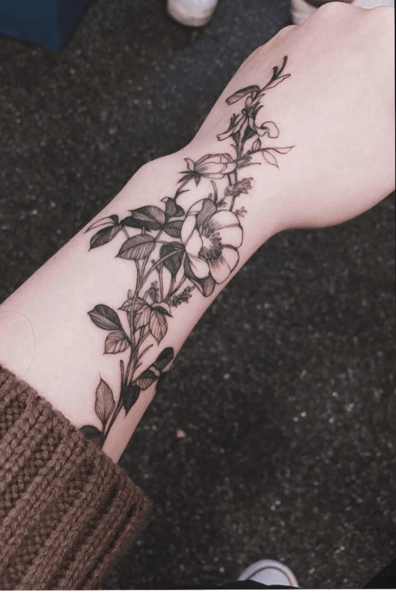 Цветы вокруг руки