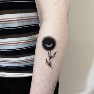 Flower of death 😈🔥More works on my instagram: @nikita.tattoo#tattooartist #tattooart #blackworktattoo #blackwork #lineworktattoo #LineworkTattoos #linework #thinlinetattoo #fineline #dotwork #flowertattoo #darkartists #blxckink #eyetattoo 