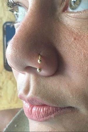 Aplicação de piercing em joia básica de aço cirúrgico folheada a ouro.Aba nasalAplicador @tb_piercingWhatsApp: (21) 99383-3234#tb_piercing__________________________________________________#piercing #piercer #bodymod #helix #helixpiercing #conch #conchpiercing #labret #labretpiercing #tragus #traguspiercing #lobulo #nostril #nostrilpiercing #piercinginspiration #piercingsofinstagram #safepiercing #bodyjewelry #jewelry #industrialpiercing #daith #hookpiercing #hook #tattoodo #rj #rjpiercing #niteroi #niteroipiercing #brasil #brazil #riodejaneiro  #saofrancisco  #bodyart #septo #piercinglingua #eyeborwpiercing #bodypiercing #bodypiercer #piercingniteroi #piercinggirl #piercingboy #niteroi