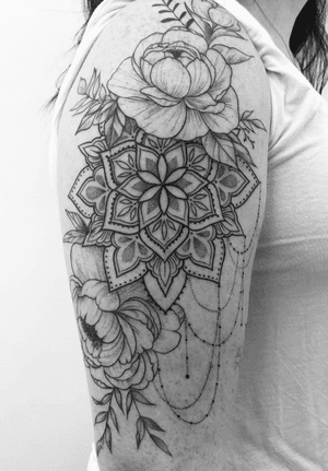 Finished off this pretty floral mandala piece! One of my favorites! Would love to do more like this!!.....#torontoinknews #mandala #tattoos #tattoo #lotus #alldotmandala #toronto #dotwork #blackline #blackwork #blackworktattoo #blackworkers #mandalatattoo #blackworkerssubmission #toronto #dotwork #torontotattoos #blacktattoo #dotmandala  #ornamentaltattoo#ornamental#inkandwater#illustration#girlswithtattoos#minimalist#femaleartist#pretty#girly#tattoocollection