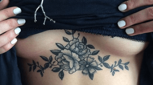 Underboob floral tattoo #realistic #rose #floral #underboob #underboobtattoo #shading #flowers #flowertattoo #flower #girlswithtattoos #girlytattoo 