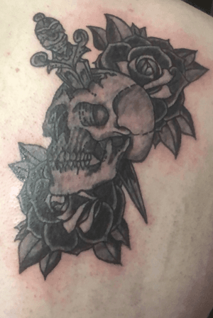 Skull with black roses 