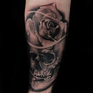 Did this banger #skull #skulls #rose #roses #skulltattoo #rosetattoo #realism #realistic #realistictattoo #realisticrose #blackandgrey #