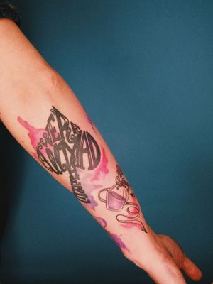 #alicenopaisdasmaravilhas #AliceinWonderlandtattoo #wereallmadhere #watercolortattoos #drinkme #drinktattoo #colortattoo #tattoo #tattoostyle #tattoos 