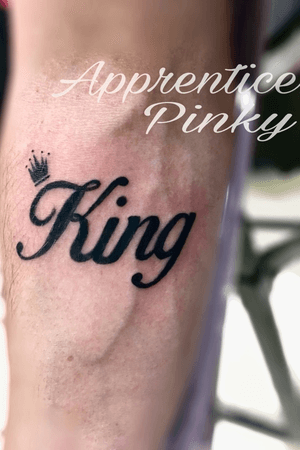 Little script tattoo #King #ScritpTattoo #TattooOfTheDay #blackandgrey #apprentice 