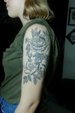 Tattoo #flores#tattoo#tattooflores#tattoogirl#dotborck#blackworck#ink
