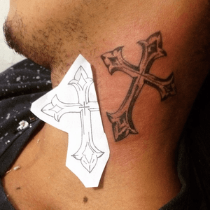 Cruz preto e branco #crucifix #cruz #religious #religiaocristã #pescoço 