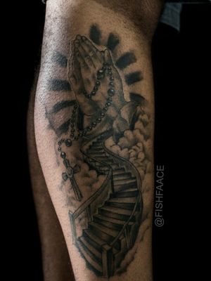 Stairway to heaven tattoo Tatuagem Escada para o céu Praying hands tatoo Tatuagem de Mãos rezando Black and Grey tattoo Tatuagem preto e cinza