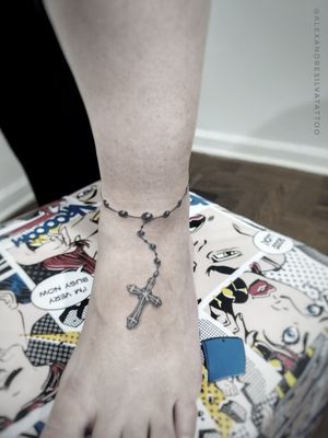 Terço e Cruz no pé.#tatuagensfemininas #tatuagem 