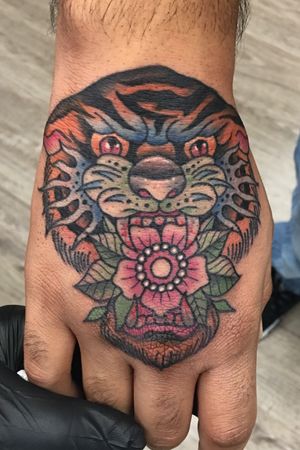 Tiger with flower hand jammer 