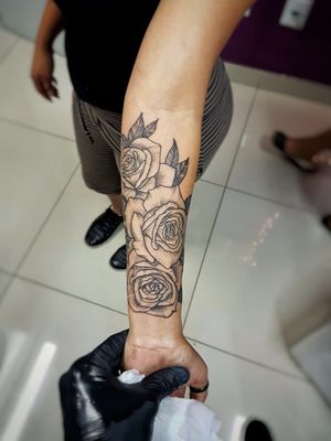 Flores da nossa amiga Diana! 😍✍️🌹🌹🌹Faça já seu orçamento! (62) 9 9326.8279#tattoo #ink #blackwork #tattoolife #Tatuadouro #love #inkedgirls #Tatouage #eletricink #igtattoo #fineline #draw #tattooing #tattoo2me #tattooart #instatattoo #tatuajes #blackink #floral #neotraditional #neotradeu #neotraditionaltattoo #jobstopper #RoseTattoo #RosesTattoo  #roses #flowerstattoo #womantattoo #Goiania 