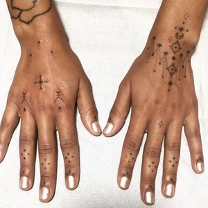 Tattoo by Tati Compton #TatiCompton #fingertattoos #fingertattoo #finger #hand #handpoke #star #dotwork #moon