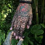 Tattoo by Helen Hitori #HelenHitori #fingertattoos #fingertattoo #finger #hand #ornamental #cloud #linework
