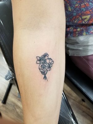 Miniature bouquet of roses and violets Forearm Dynamic triple black