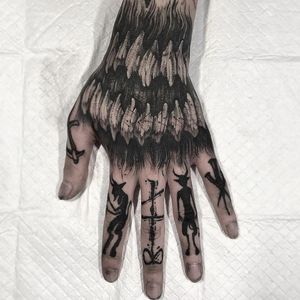 Tattoo by Heedo Lee aka heukdo #HeedoLee #Heukdo #fingertattoos #fingertattoo #finger #hand #darkart #illustrative #demon #devil #sigil