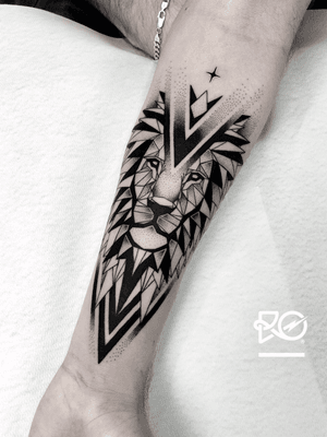 By RO. Robert Pavez • The Last Geometric Lion • Done in studio ZOI TATTOO • Stockholm ?? 2018 #engraving #dotwork #etching #dot #linework #geometric #ro #blackwork #blackworktattoo #blackandgrey #black #tattoo #fineline