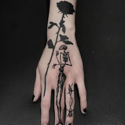 Flower by Johnny Gloom, skeleton by Servadio, wire by Sadboy #JohnnyGloom #Servadio #SadBoy #fingertattoos #fingertattoo #finger #hand #rose #skeleton #barbedwire #illustrative