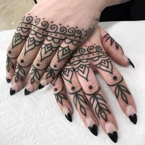 Tattoo by Monki Diamond #MonkiDiamond #fingertattoos #fingertattoo #finger #hand #ornamental #floral #pattern #linework #dotwork