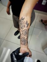 Flores da nossa amiga Diana! 😍✍️🌹🌹🌹 Faça já seu orçamento! (62) 9 9326.8279 #tattoo #ink #blackwork #tattoolife #Tatuadouro #love #inkedgirls #Tatouage #eletricink #igtattoo #fineline #draw #tattooing #tattoo2me #tattooart #instatattoo #tatuajes #blackink #floral #neotraditional #neotradeu #neotraditionaltattoo #jobstopper #RoseTattoo #RosesTattoo #roses #flowerstattoo #womantattoo #Goiania 