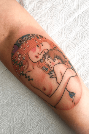 “Mother and Child” de Gustav Klimt 💗 #gustavklimt #ArtTattoos #buenosaires #argentina #argentinatattoo #tattooargentina #buenosaires #buenosairestattoo #bsas #fullcolor #fullcolortattoo #tattoo #tattooer #ink #inked #tattooart #MotherandChildTattoo #MotherandChild #mother #love #lovetattoo 