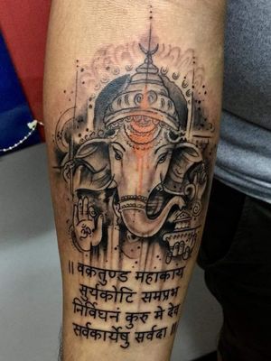 A potrait of Lord Ganesh and his mantra "I meditate on Sri Ganesha, Who has a Curved Trunk, Large Body, and Who has the Brilliance of a Million Suns, O Lord, Please make all my Works, free of Obstacles, always "