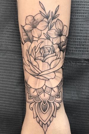 More on instagram - reecheetattoo #mandala #floraltattoo #peonytattoo #peonies #flowertattoo #dotwork #portrait #blackwork #whipshading #blackandwhite #blackandgrey #blackandgreytattoo #realistictattoo #realismartist #realism #londontattoo #london