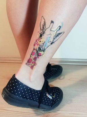 #giraffe #colorful #tattoo #ink #tatuaje #justinkstudio #justinkaboutit #giraffetattoo #colorfultattoo #simpledesign 