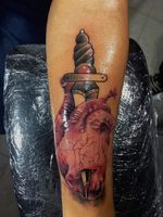 Corazon tattoo Nueva tendencia Mitad realismo mitad tradicional