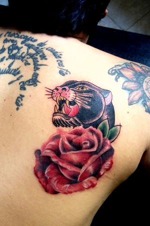 Rosa tattooPanteraMitad realismo mitad tradicionalNueva tendencia