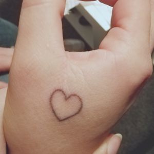 A little Heart for Yasmines Hand.#heart #hearttattoo #handpoked #handpoketattoo #sticknpoke #stickandpoke #hand #handtattoo 