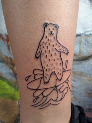 #bold #tattoo #surf #bear #blackwork Hecho por Santi Ledesma