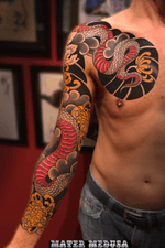 One more session to go!! Can’t wait to see this sleeve complete! Still thinking about the snake color...uhm...!! 🖤✨✨✨🐍#snaketattoo #irezumi #japanesetattoo #orientaltattoo #fullsleeve #claudiaducalia #matermedusa #tattoodo #tattoolifemagazine #tattoodoambassador