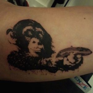 Banksy Monkey 🤘🏻🙏🏻 banksy #graffiti #artist #artwork #art #urbanart #monkey #intenzetattooink #fadetheitch #bishoprotary #fkirons #ink #inked #tattoo #tattooist #tattooartist #tattoooftheday #picoftheday #photooftheday #thomtats7 @thomtats7