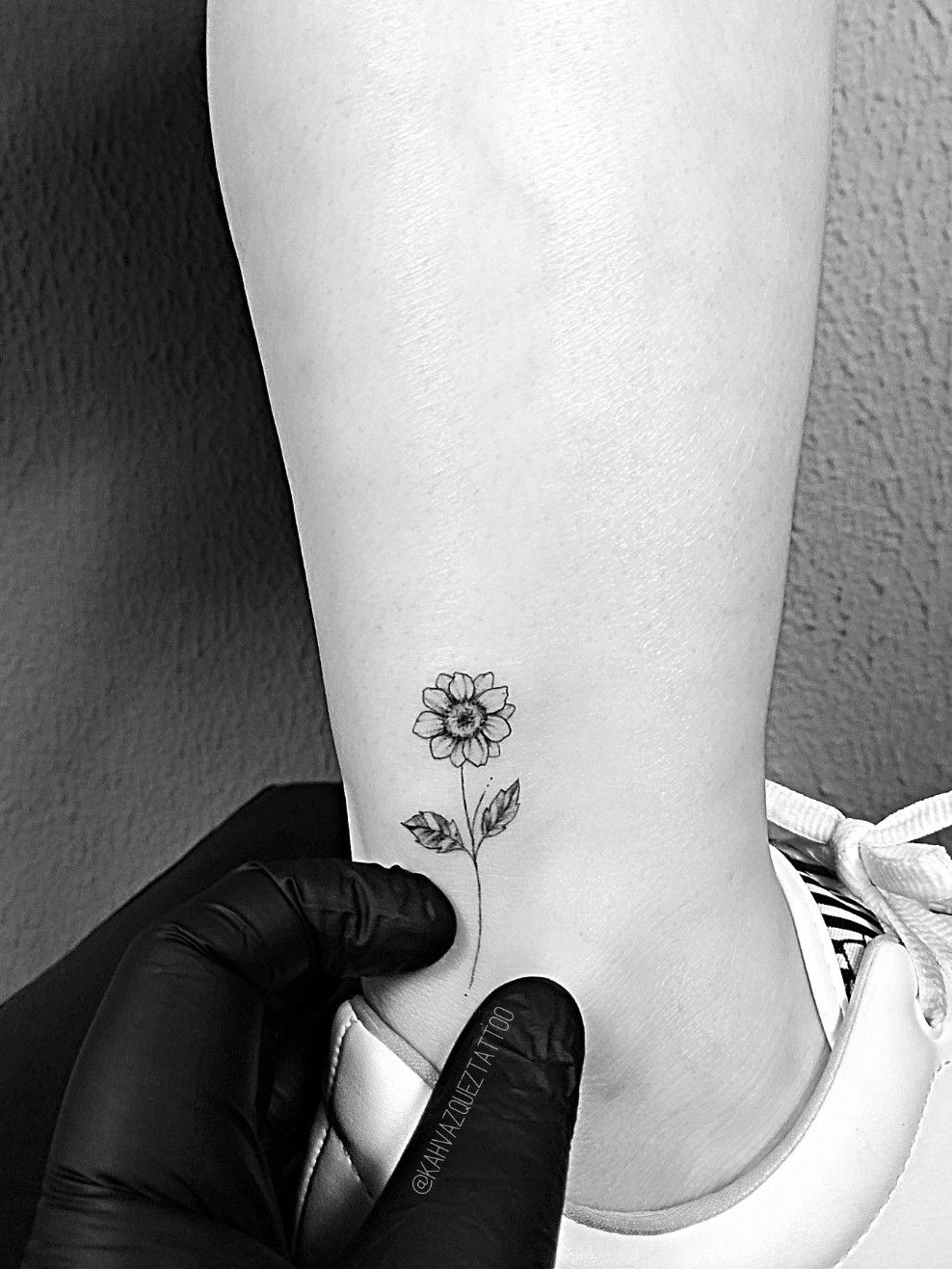 Fineline sunflower tattoo by Conz Thomas  Tattoogridnet