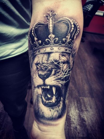 roaring lion with crown tattoo