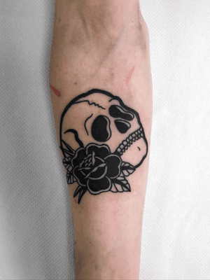 Did this skull and rose tattoo on my mate Chris, love to do more like this #blackwork #blackworktattoo #BlackworkTattoos #blackartist #skulltattoo #skulltattoos #roseandskull #tattooapprentice #apprentice #apprenticetattoo 