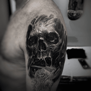 New amazing friend from oklahoma come to get that sick freehand skull, thanks dude! 