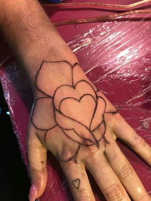 ¡Primera Sesión! Rosa tradicional nacida de un corazón. ¡Este ya es mi segundo tattoo! Aún queda repasar las líneas y meterle mucho color.#tattoo #traditionaltattoo #tattoos #traditionaltattoos #rosetattoo