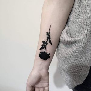 Cover up. Flower silhouette 🔺 Instagram: @nikita.tattoo #tattooartist #tattooart #blackworktattoo #blackwork #lineworktattoo #LineworkTattoos #linework #silhouettetattoo #flowertattoo #solidblacktattoo #inked 