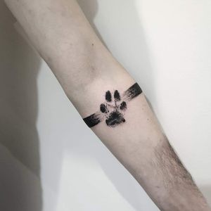 Armband for a pet lover 🏆🖤 Instagram: @nikita.tattoo #tattooartist #tattooart #blackworktattoo #blackwork #lineworktattoo #blackworker #dotwork #armband #armbandtattoo #armbands #fineline #finelinetattoo #backtattoo #linetattoo #pawtattoo #pawprinttattoo 