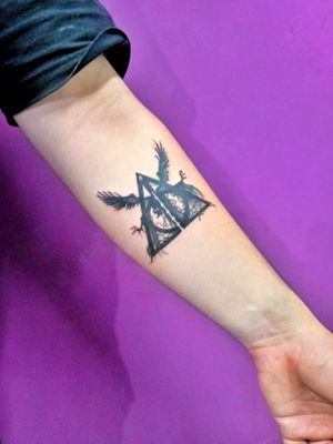 Tattoo do amigo GiovanniRelíquias da morte#tattoo #harrypottertattoo #deathreliques #blackworktattoo 