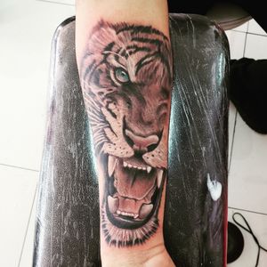 Tiger face! 1 session #tiger #tigertattoo #tigerhead #TigerHeadTattoo #realistic #realism #realistictattoo #blackandgray #tattooartist #besttattooartists #ink #inked #intenze #worldfamousink #fkirons #spektraxion #eternalink #tigre #tattoo #tatuaje 