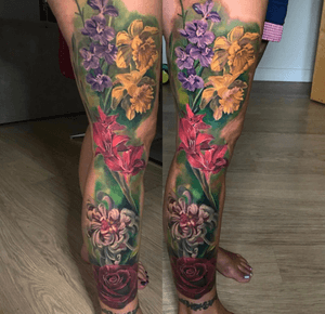 What you guys think ? Which one is healed /fresh ? Managed to get a healed picture of this badass chicks leg we worked on and a lot of fun doing it 😎👊🏼 @vikki_rodwell ..done using @stencilanchored @kwadron @worldfamousink @h2oceaneurope #uk #art #color #artist #norwich #flacocruz #flacocruzink