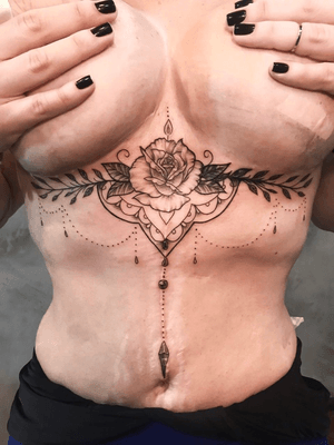 Tatuagem (coverup) feita pela artista Carol Bee 